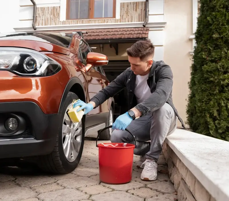 Lavage auto à domicile Damiatte : professionnel intervenant sur un véhicule